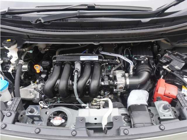 エンジンは車の心臓部分です。このエンジンルームが汚いとトラブルの基になります。当店は専用の液剤を使って徹底的に綺麗にします。