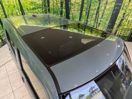 【ガラスルーフ】ガラスルーフ搭載で車内の解放感が一気にアップ！開放的なドライブをお楽しみいただけます。