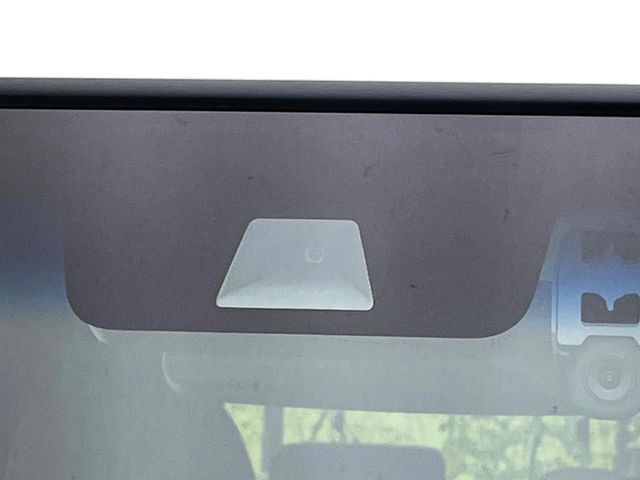 【ホンダセンシング】走行中に前方の車両等を認識し、衝突しそうな時は警報とブレーキで衝突回避と被害軽減をアシスト。より安全にドライブをお楽しみいただけます。