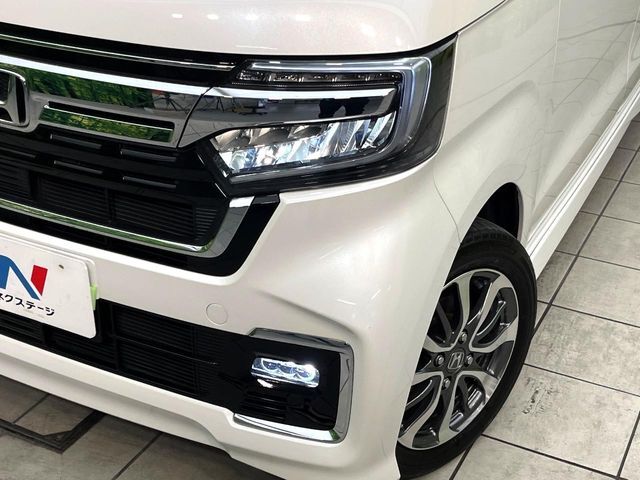 【LEDヘッドライト】悪天候や夜間走行時も良好な視界を確保し安心して運転できる高輝度LEDヘッドライトを装備！点灯速度が早く、消費電力も抑えられています。