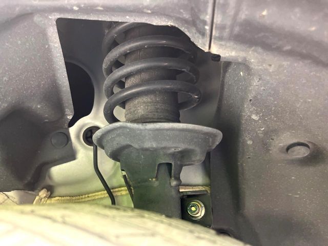 お車を安心してお乗りいただく為には、足回りの定期点検が欠かせません。サービスサポート（有償保証）では無料点検もご提供しており、安心のカーライフをお過ごしいただけるサポート体制が整っています。