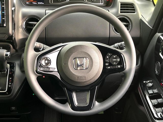 インテリアに合わせたデザインのステアリングは、運転される方のことも考え、運転しやすい形状、大きさです。是非一度、実際に触ってお確かめください。