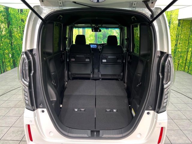 後席を格納すると、これだけの広さが！シーンに合わせたシートアレンジで、大きな荷物も積むことが出来ます♪
