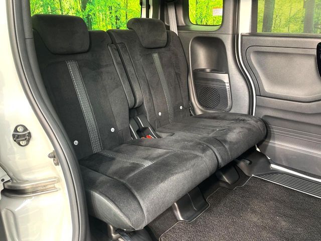 後部座席も気になるようなキズ・汚れやへたり等、大きなダメージはなく、良好な状態です。