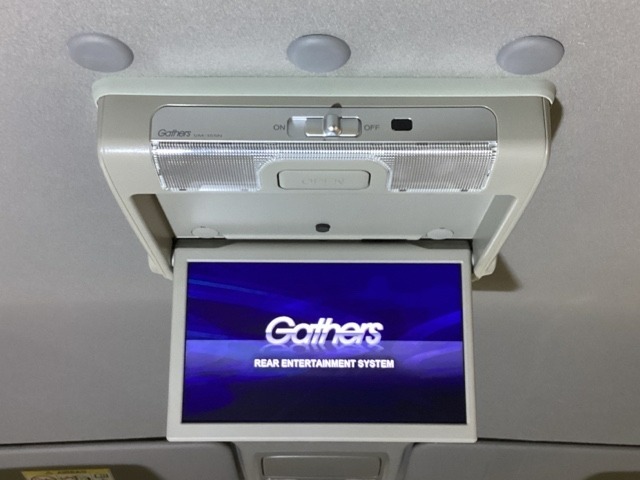 天井にリア席モニターが付いています。ナビゲーションで再生しているDVD等の映像を、後部座席の方にご覧いただくことができます。お子様にも大人気です。
