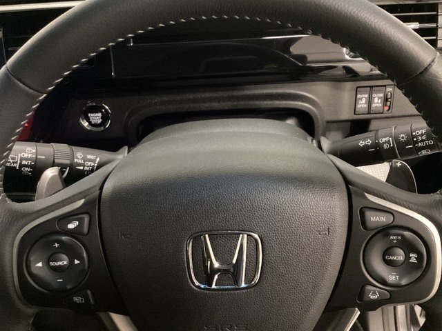 ステアリングの裏側、左右にパドルシフトがついています。右が＋、左が-の操作でシフトチェンジを行い、エンジンブレーキなどのマニュアル操作ができます。