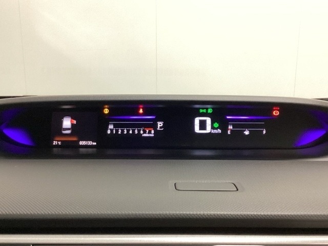 デジタル表示のスピードメーターとタコメーターを大きく配した見やすいメーター部になっています。左側のインフォメーション画面でオドメーターや燃費などの情報を確認できます。