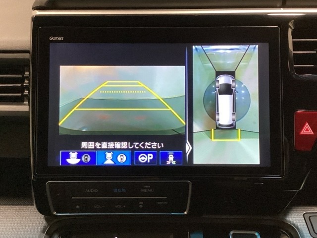 マルチビューカメラシステム搭載車です。お車の周囲を全方位でカバーします。後方・前方・両脇と、コンディションが悪い視界でもカラーモニターに映し出した映像がドライバーをサポートします。