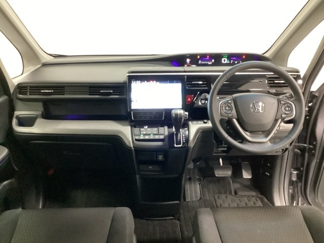 車内は光触媒抗菌消臭施工済です。インパネ周りはスタイリッシュなデザインで機能や装備も充実しています。グローブボックスやカップホルダーのほかにトレーなどたくさんの収納スペースが付いています。