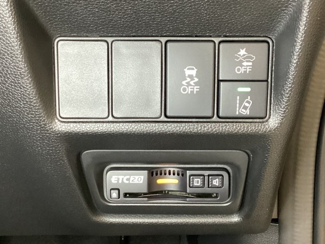 Hondaセンシング用の、VSA解除とレーンキープアシストシステムのメインスイッチなどはハンドルの右側に装備しています。その下にETC2.0がついています。高速道路の料金所の通過も楽々です。