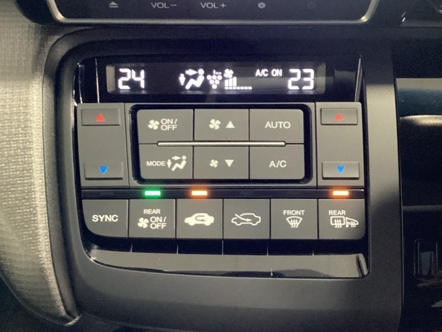 プラズマクラスター付き・オートエアコンがついてます。左右独立で温度設定のできるデュアルオートエアコンです。リア熱線のスイッチの中に、雪道に対応したサイドミラーヒーターも入っています。
