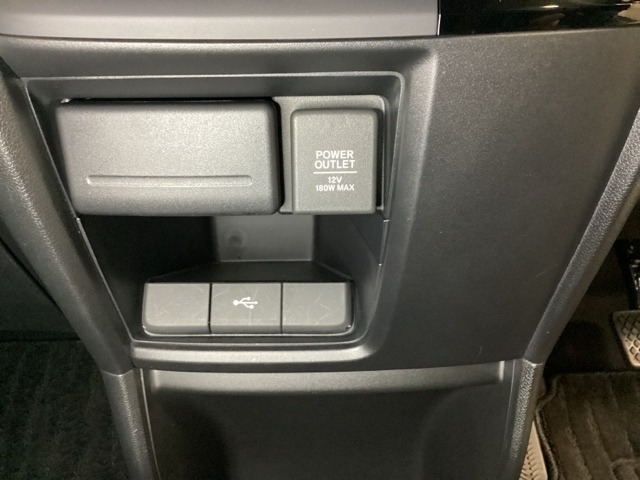 アクセサリーソケットはUSBのアダプターなどをつければ、スマホの充電にも使えます。下にはナビゲーション用の外部入力可能なUSB端子がついており、周辺には物が置けるボックスがついています。