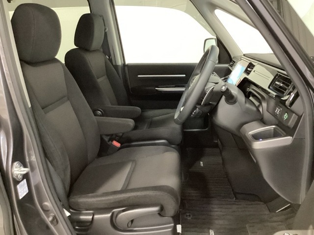 女性でも運転がしやすいように、シートの高さ調整機能（シートリフター）がついています。広い足元にゆったり座れるシートには肘掛も装備しており長距離の運転でも疲れにくいシートです。