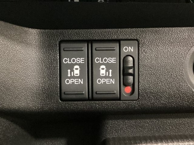 リアドアは乗り降りに便利な両側電動スライドドアです。また運転席に座っていながらスイッチ操作で自在にスライドドアを開け閉めできます。