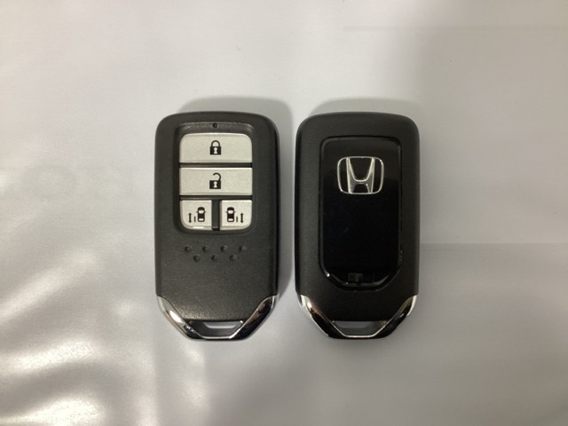 スマートキー付きですからドアロックの開閉およびエンジンスタートが楽々です。電動スライドドアの開け閉めもボタンで操作できます。スペアキーも同じものを用意しております。