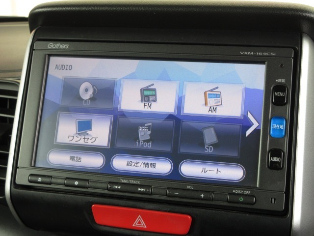 ナビゲーションはギャザズメモリーナビ（VXM-164CSi）を装着しております。AM、FM、CD、Bluetooth、ワンセグTVがご使用いただけます。初めて訪れた場所でも安心ですね！