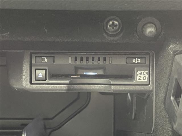 【ETC2.0（DSRC）】ETCカードを挿入すれば料金所はノンストップで通過できます。ETC限定の割引や、高速道路の情報提供サービスを利用できます。