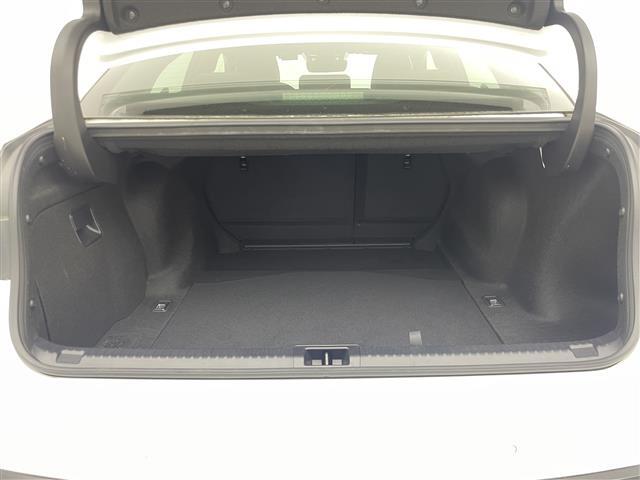 【トランク】積み込みやすくて、たっぷり積める荷室です。シートアレンジできるものは、乗車人数と荷物の量や大きさによってシートを動かすことができるので、より快適なドライブが可能です！