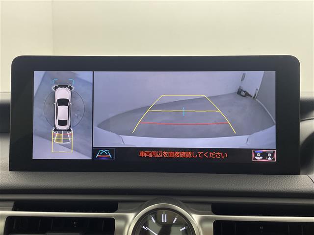 【パノラミックビューモニター】クルマを真上から見下ろした視点で駐車をサポートします！クルマの斜め後ろや真横など、いち早く障害物に気が付くことができます。