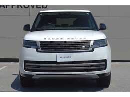 渡河時における水の侵入を防ぐため、一枚のアルミニウムでエンジンルームを包み込むように造られるクラムシェルボンネット。本格4WDとしての高い性能を持つLAND　ROVERシリーズならではの工夫です