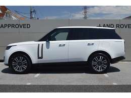 直線基調のスクウェアな造形。見切りの良い大きな開口部。高いウェストライン。そのいずれもが初代レンジローバーから連綿と受け継がれ続けてきたデザイン哲学です。