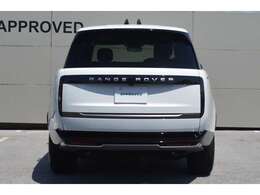 テールゲートは初代モデルから受け継がれ続ける上下2段式。さらに頂点部からパネル下部にかけて設けられた傾斜により狭い場所でも後方への伸長を気にする必要が無く、安心して開閉することが可能となっております。