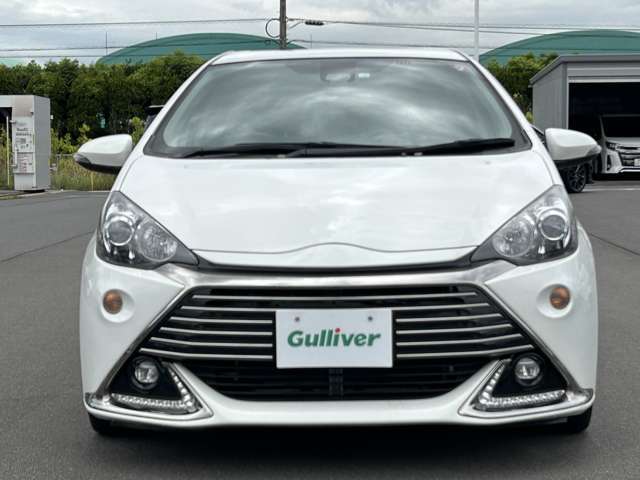 【正面】お車を前から見るとこのような感じです。ヘッドライトの形やグリル等顔つきを確認できます。