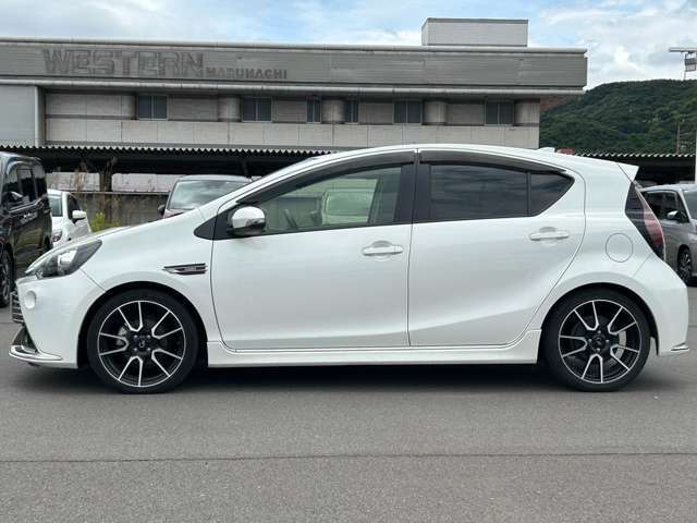 【左】お車を左から見るとこのような感じです。ヘッドライトの形や、エアロなどの装備品を確認できます。
