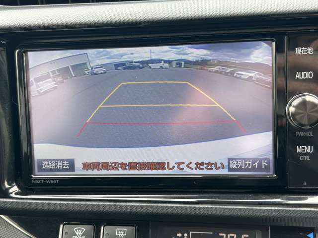 【バックモニター】後ろのカメラの映像がモニターに映し出されるので、後方の見えない死角や、障害物との距離感などもしっかり安全確認することができます！