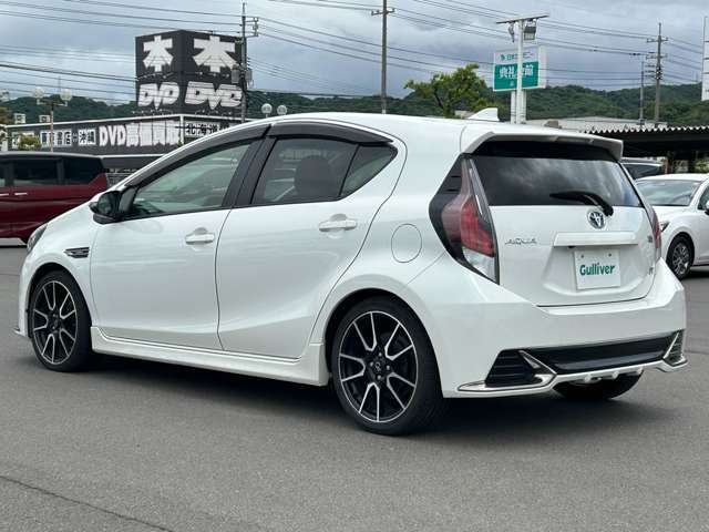 【左斜後】お車を左後ろから見るとこのような感じになります。テールランプやドアバイザー等装備品を確認できます。