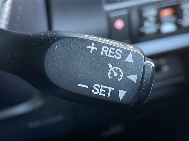 【　クルーズコントロール　】高速道路で便利なクルーズコントロールも装着済み。アクセルを離しても一定速度で走行ができる装備です。加速減速もスイッチ操作でOKです。
