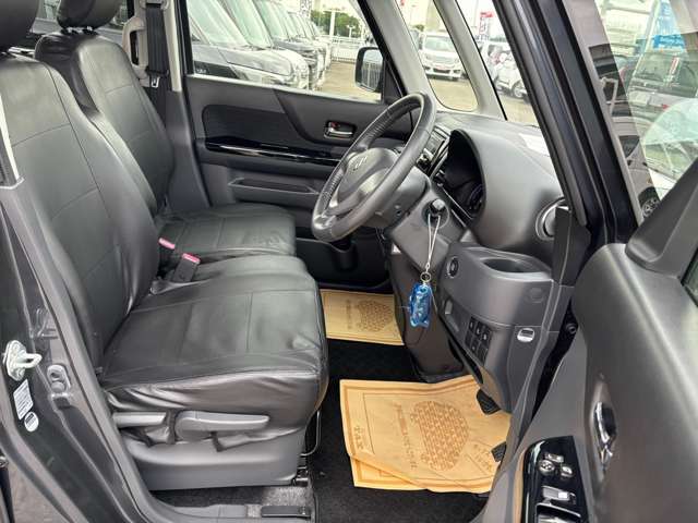 【自動車保険】　自動車販売はもちろん、各種自動車保険の取り扱いもしております。当社で自動車保険にご加入頂ければ、レッカーサービスなど面倒な事故対応・鈑金修理も当社が窓口となりサポートいたします。