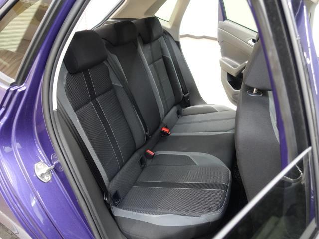 気の合う仲間とお出かけください。リヤシートもユッタリで楽しくドライブ！