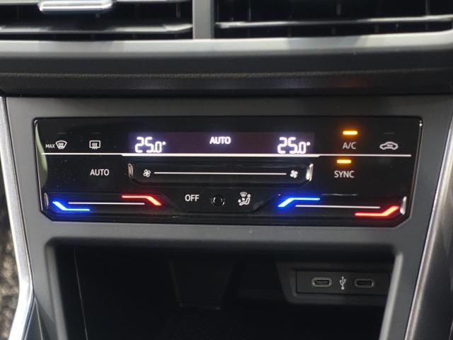 エアコンは温度設定のみ行えば面倒な操作が不要なフルオートタイプです！しかも左右で別々の温度設定が可能で快適な空間を作ってくれます！