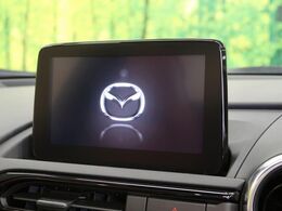 【8インチマツダコネクト】車内の雰囲気にマッチした大型のディスプレイ。スマホ接続でのナビ使用やBluetooth再生等、様々な機能が楽しめます。直感的なダイヤル操作が可能で、使い勝手も良好です。