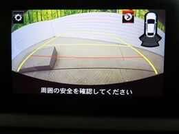 【バックカメラ】駐車時に後方がリアルタイム映像で確認できます。大型商業施設や立体駐車場での駐車時や、夜間のバック時に大活躍！運転スキルに関わらず、今や必須となった装備のひとつです！