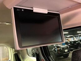 【フリップダウンモニター】大画面モニターで後席でもエンタメをお楽しみいただけます。小さなお子様にも大人気の装備です♪