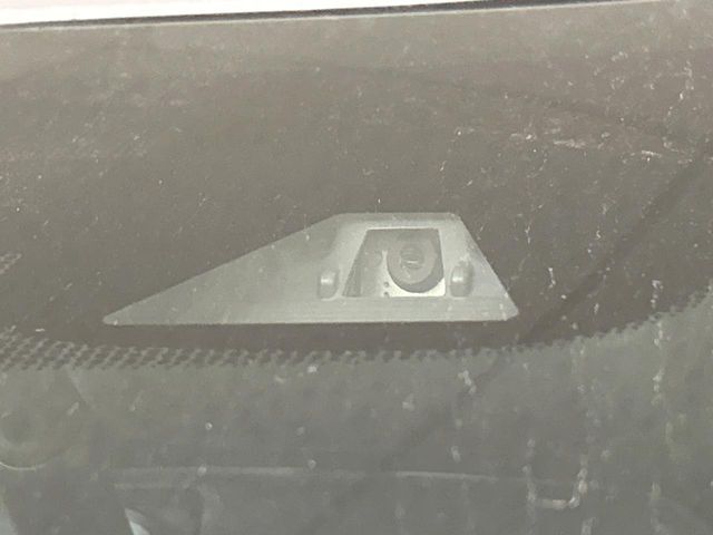 【ホンダセンシング】走行中に前方の車両等を認識し、衝突しそうな時は警報とブレーキで衝突回避と被害軽減をアシスト。より安全にドライブをお楽しみいただけます。