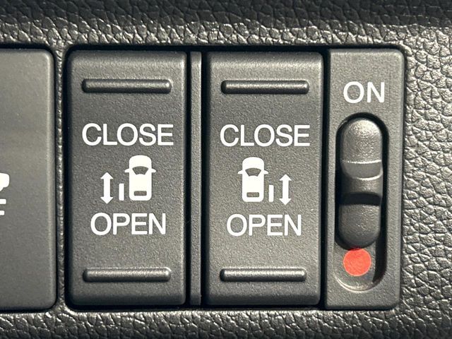 【両側パワースライドドア】スマートキーや運転席のスイッチで後席両側スライドドアの開閉が可能♪電動だから力を入れてドアを開ける必要が無く、小さなお子様でも簡単に開け閉めでき快適です♪
