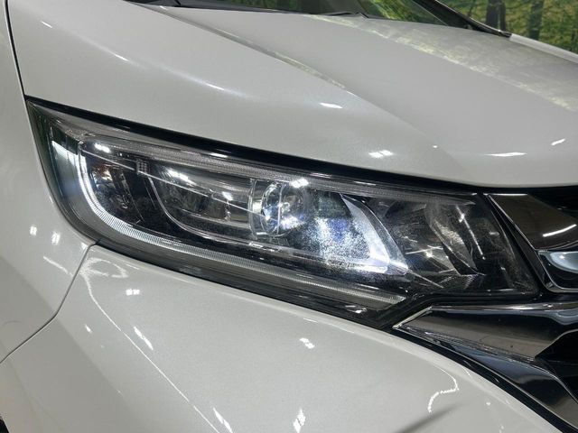 【LEDヘッドライト】悪天候や夜間走行時も良好な視界を確保し安心して運転できる高輝度LEDヘッドライトを装備！点灯速度が早く、消費電力も抑えられています。