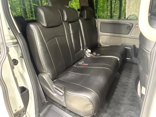 後部座席も気になるようなキズ・汚れやへたり等、大きなダメージはなく、良好な状態です。