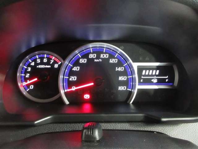 車の必要な情報が集約されており、運転席でお車の全ての状態がひと目でわかります！
