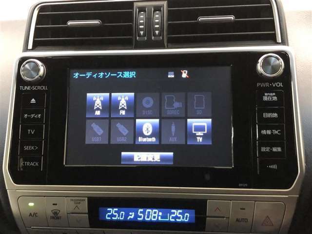 ラジオ、フルセグテレビ、CD再生、DVD再生、SD再生(音楽/動画)、SD録音(別途SDカードが必要です)、Bluetoothオーディオが使用可能です。詳しい仕様については展示店舗までお尋ねください。
