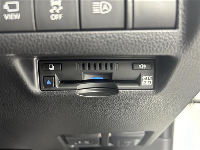 【ETC】有料道路を利用する際に料金所で停止することなく通過できる、ETC車載器（ノンストップ自動料金収受システム機器）が装備されています。セットアップを行うことで利用可能になります。