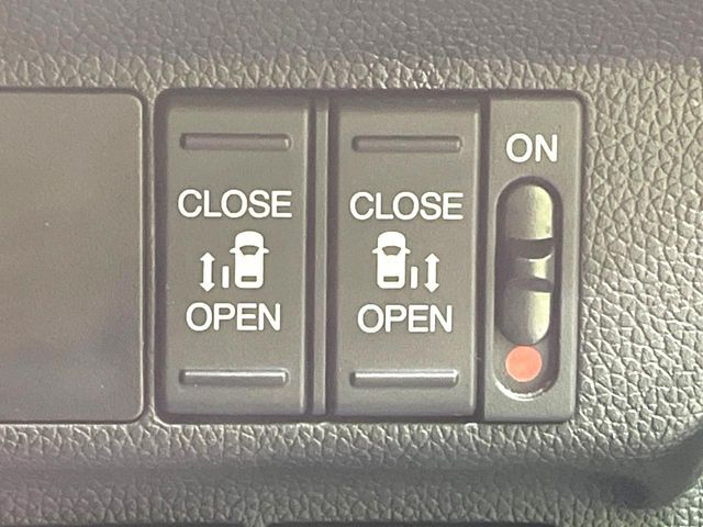 【両側パワースライドドア】スマートキーや運転席のスイッチで後席両側スライドドアの開閉が可能♪電動だから力を入れてドアを開ける必要が無く、小さなお子様でも簡単に開け閉めでき快適です♪