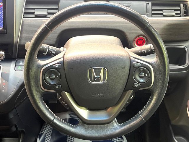 インテリアに合わせたデザインのステアリングは、運転される方のことも考え、運転しやすい形状、大きさです。是非一度、実際に触ってお確かめください。
