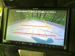 【バックカメラ】駐車時に後方がリアルタイム映像で確認できます。大型商業施設や立体駐車場での駐車時や、夜間のバック時に大活躍！運転スキルに関わらず、今や必須となった装備のひとつです！