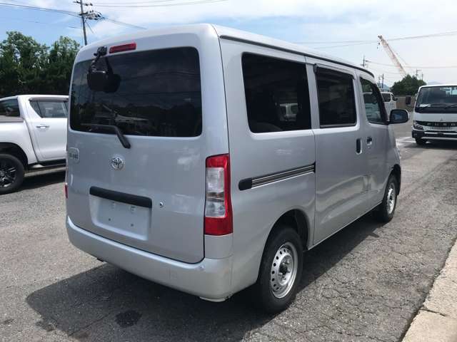 当社のアフターサービスですが、鈑金・塗装の自社工場をはじめ、自社の車検整備工場がございます。
