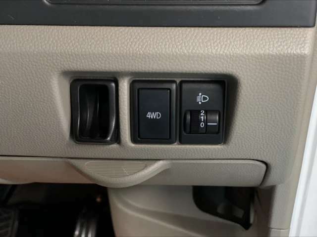 4WDへの切替はスイッチ1つでおこないます。便利なヘッドライトレベライザーついております。