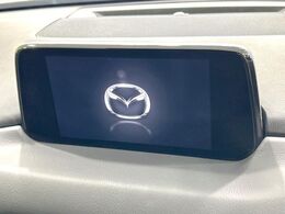 【純正ナビ】人気の純正ナビを装備しております。ナビの使いやすさはもちろん、オーディオ機能も充実！キャンプや旅行はもちろん、通勤や買い物など普段のドライブも楽しくなるはず♪